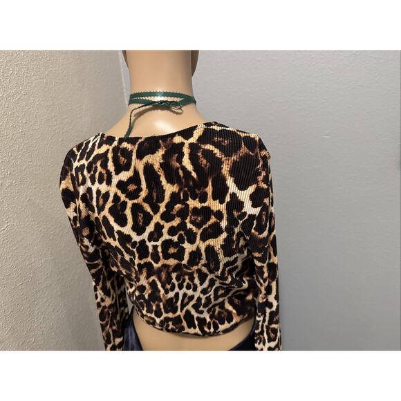 Show Me Your MuMu Leopard Print Donovan Cropped Top Small - Picture 3 of 5